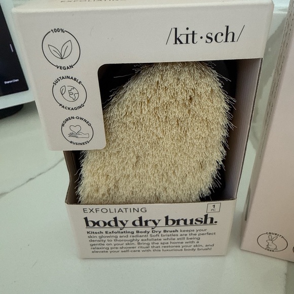 Kitsch Set - Body dry brush, Towel & Ruched Scrunchies - Picture 7 of 8